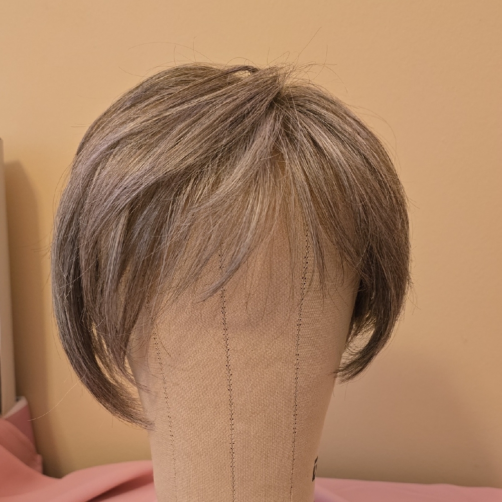 Raquel Welch Salt And Pepper Asymmetrical Short Wig NWOT Lace Front Mono Top